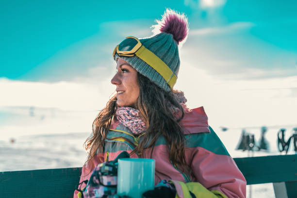 winter-lebensstil. junge frau mit einer tasse tee - ski resort hut snow winter stock-fotos und bilder