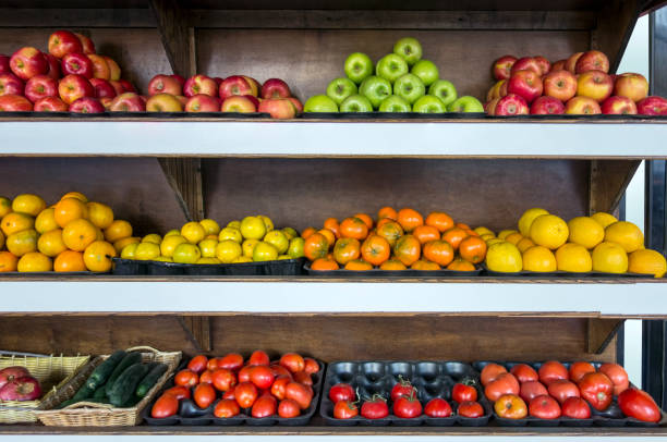 супермаркет овощной стенд - multi colored vegetable tomato homegrown produce стоковые фото и изображения