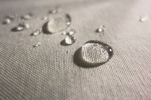 gotas de água na têxtil impermeável - impermeável repelente de água - fotografias e filmes do acervo
