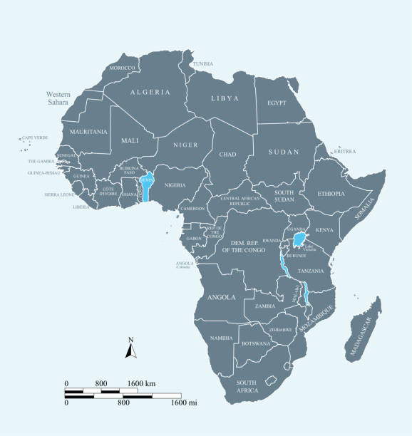 아프리카 지도 벡터 개요 그림 마일과 킬로미터와 비늘과 파란색 배경에서 국가 이름 표시 - ghana stock illustrations