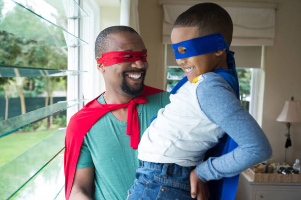 息子と父親の家でスーパー ヒーローのふりをして - mask superhero heroes men ストックフォトと画像