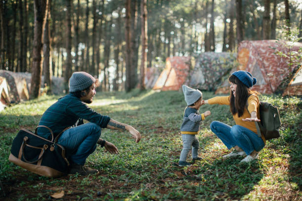 dom z dala od domu - family walking child toddler zdjęcia i obrazy z banku zdjęć