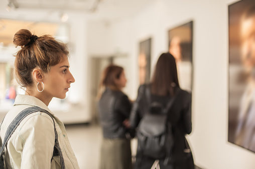 Grupo de mujer en la pintura moderna en Galeria de arte photo