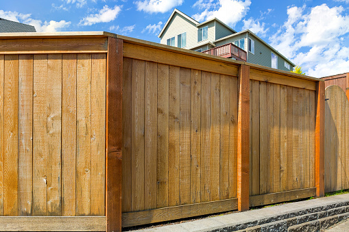 Casa patio trasero nuevo cerca de madera con puerta en suburbio photo