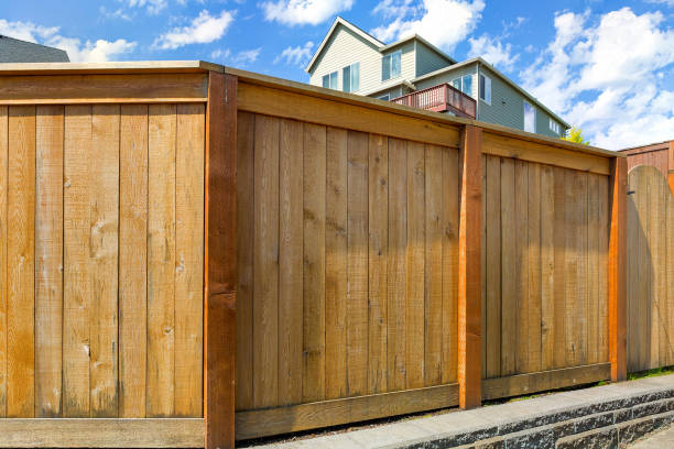 Casa cortile nuova recinzione in legno con porta cancello in periferia - foto stock