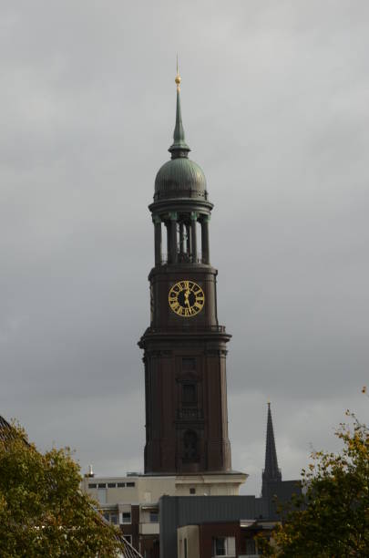 hohe clock tower - st michaels church stock-fotos und bilder