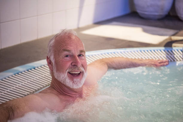 온수 욕조 미소에 밝은 고위 남자의 �초상화 - hot tub men old comfortable 뉴스 사진 이미지