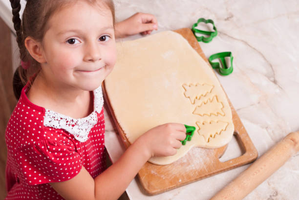 menina prepara de gengibre - lifestyles domestic kitchen human hand furniture - fotografias e filmes do acervo