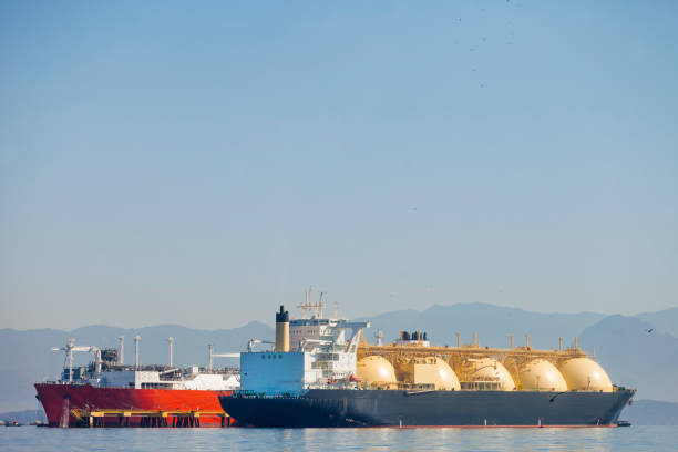 dois navios ancorados - clear sky rio de janeiro brazil guanabara bay - fotografias e filmes do acervo