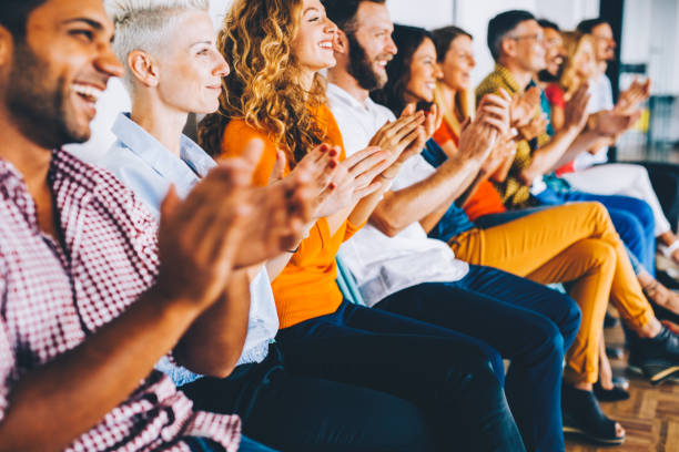 gruppo di persone che applaudono - evento dello spettacolo foto e immagini stock