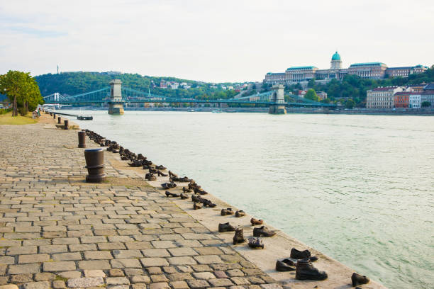 holocaust memorial budaer burg chain bridge donau budapest ungarn - budapest danube river river hungary stock-fotos und bilder