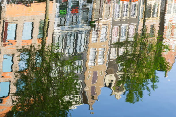refected architektury, amsterdam gable elewacji na rząd domy odbicia falujące w kanale. - refected zdjęcia i obrazy z banku zdjęć