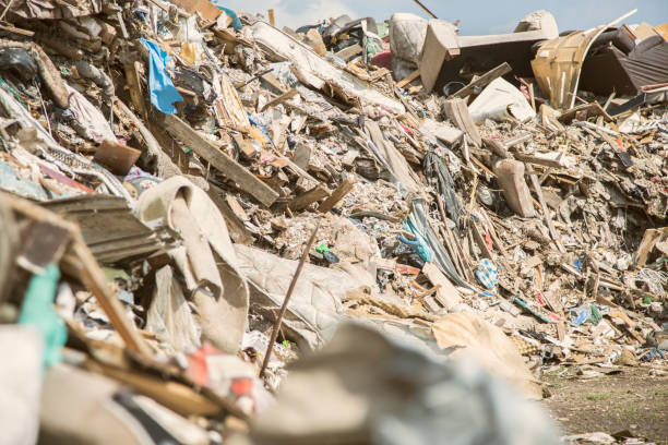 lendemain de garbage catastrophe naturelle de l’ouragan, site de déversement de débris. - harvey photos et images de collection