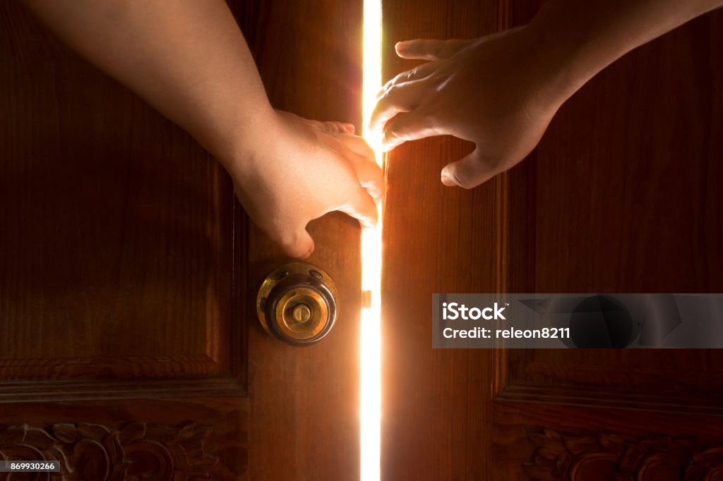 Usa la mano per aprire la porta alla luce. - Foto stock royalty-free di Porta