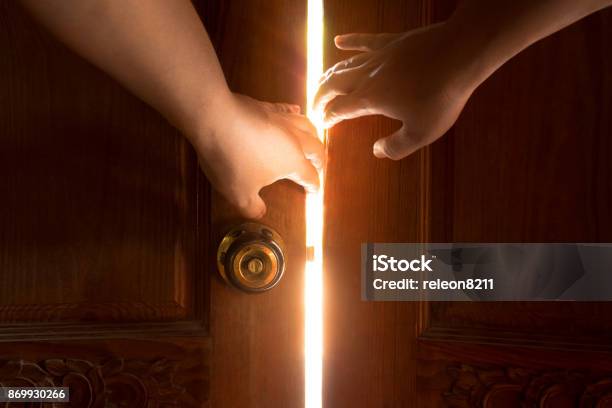 Usa La Mano Per Aprire La Porta Alla Luce - Fotografie stock e altre immagini di Porta - Porta, Aperto, Ombra