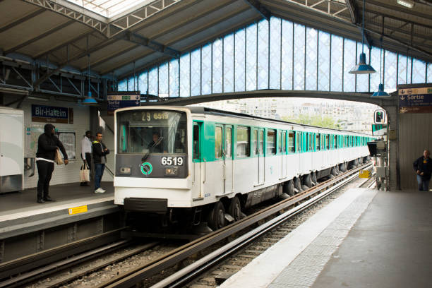 フランス人と外国人のトラベラーズ歩くし、地下鉄駅で電車を待つ - paris metro train ストックフォトと画像