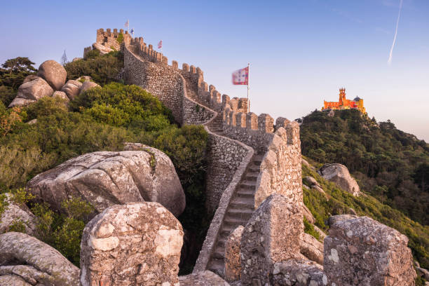 moorse kasteel en pena paleis in sintra, portugal - sintra stockfoto's en -beelden