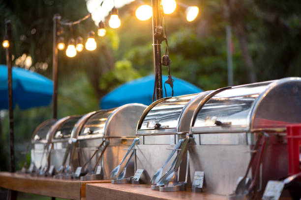 catering fiesta comida buffet al aire libre en jardín. - wedding reception wedding table hotel reception fotografías e imágenes de stock