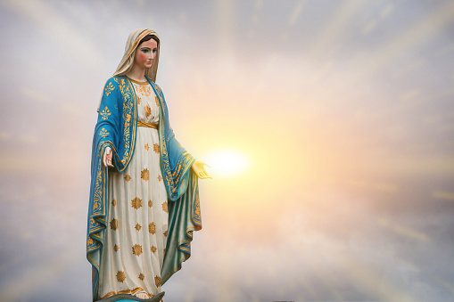 Estatua De La Virgen María Y Puesta De Sol En La Provincia De La Iglesia Católica Chanthaburi Tailandia Foto de stock y más banco de imágenes de La Virgen María - iStock Estatua De La Virgen María Y Puesta De Sol En La Provincia De La Iglesia Católica Chanthaburi Tailandia Foto de stock y más banco de imágenes de La Virgen María - iStock