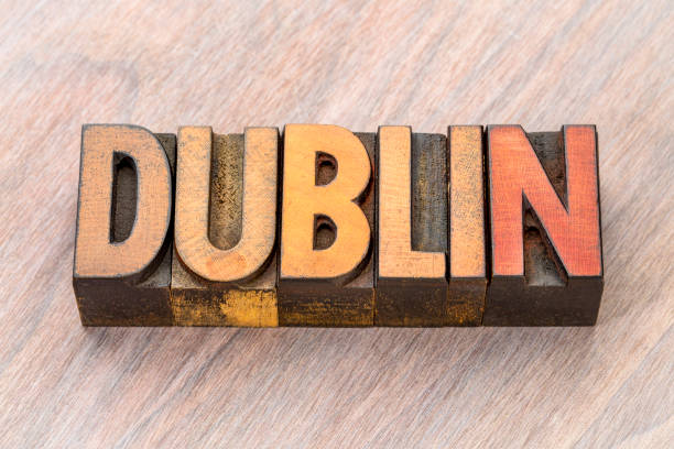 дублин слово абстрактные в дерево типа - dublin ireland стоковые фото и изображения