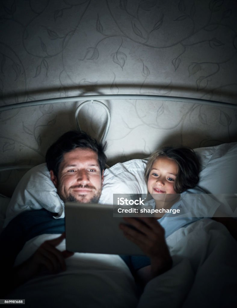 Intelligente Technik macht vor dem Schlafengehen eine noch mehr heilige Zeit - Lizenzfrei Schlafenszeit Stock-Foto
