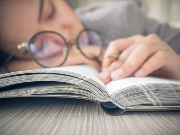 estudiante/empresaria sueño dormirse un libro con gafas durante el estudio - pillow wake up yawning sleeping fotografías e imágenes de stock