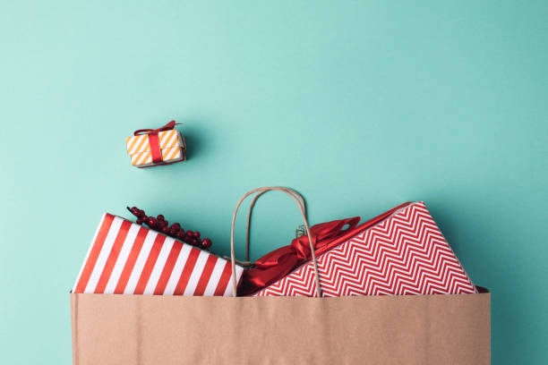 紙袋には、します。 - christmas bag shopping bag gift ストックフォトと画像