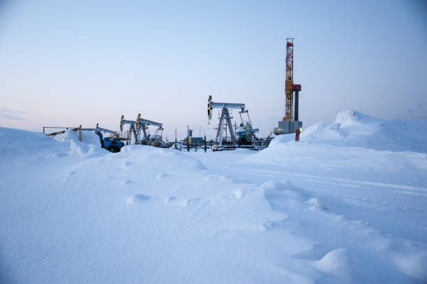 油田。掘削リグとオイル ポンプです。 - oil industry oil construction platform oil field ストックフォトと画像