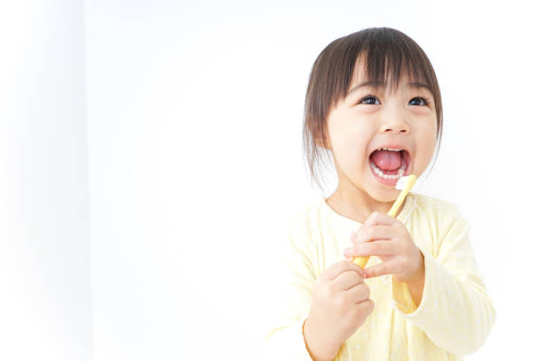 a child brushing her teeth - japanese girl imagens e fotografias de stock