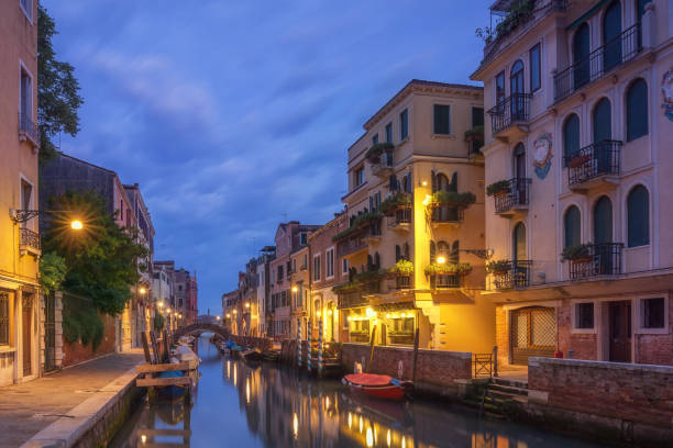 kanał w wenecji w nocy, włochy - venice italy italy arch bridge nautical vessel zdjęcia i obrazy z banku zdjęć