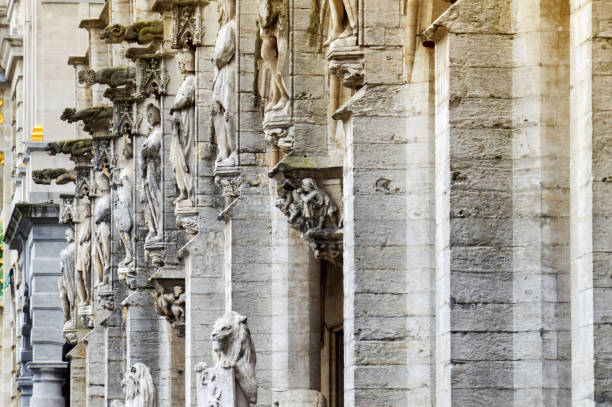 The facade of the Town Hall of the City of Brussels, a building of gothic architectural style from the middle ages decorated with numerous statues representing nobles, saints, and allegorical figures, located at the Grand Place in Brussels, Belgium la fachada del ayuntamiento de la ciudad de bruselas, un edificio de estilo arquitectónico gótico de la edad media decorado con numerosas estatuas que representan a nobles, santos y figuras alegóricas, situadas en la grand place en bruselas, bélgica