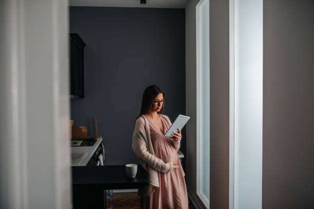 istock Keeping track of my pregnancy online 870030272