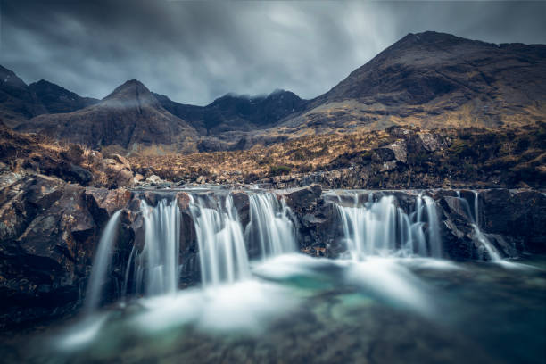 fee-pools, isle of skye, schottland, vereinigtes königreich - highlands region loch reflection mountain stock-fotos und bilder