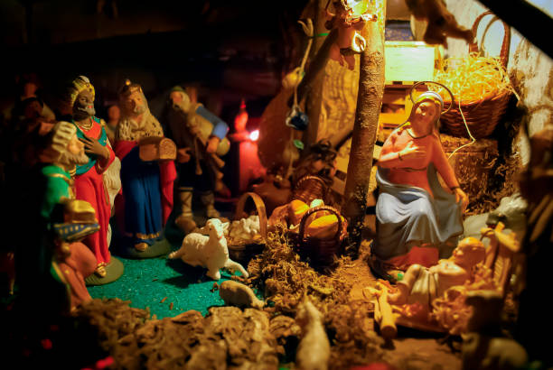 рождественская сцена яслях - praying figurine people men стоковые фото и изображения