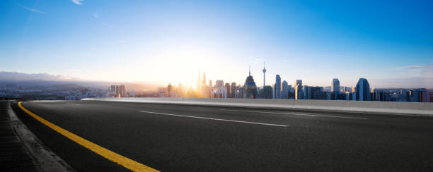 strada asfaltata vuota con paesaggio urbano moderno - downtown district skyline skyscraper asphalt foto e immagini stock