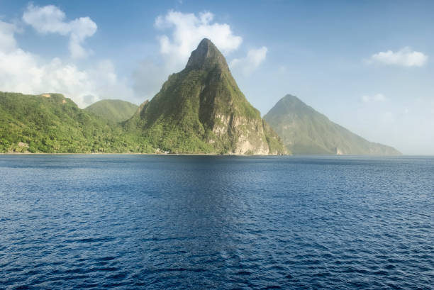 セントルシア、東カリブ海の有名なハーケン山のビュー - st lucia antilles eco tourism tourism ストックフォトと画像