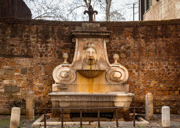фронтальный вид на древний фонтан маски (fontana del mascherone) в риме, италия - renaissance baroque style sculpture human face стоковые фото и изображения