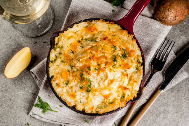 torta del pastore della padella - ricette di patate foto e immagini stock