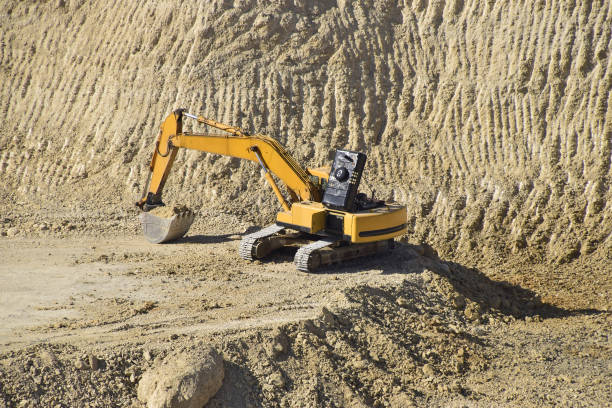 duży kamieniołom do wydobycia żwiru, piasku i gliny. maszyny i jednostki górnicze. górnictwo - rock quarry zdjęcia i obrazy z banku zdjęć