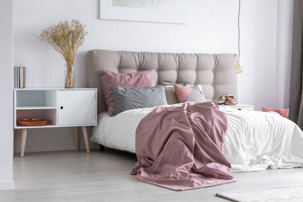 bedroom with gray tufted headboard - headboard imagens e fotografias de stock