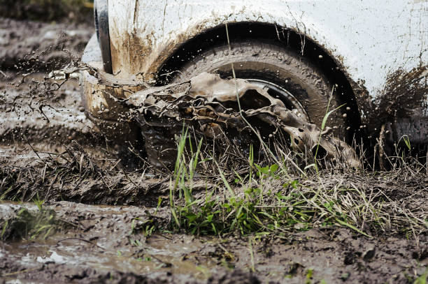 roda do carro na lama - mud car wet horizontal - fotografias e filmes do acervo