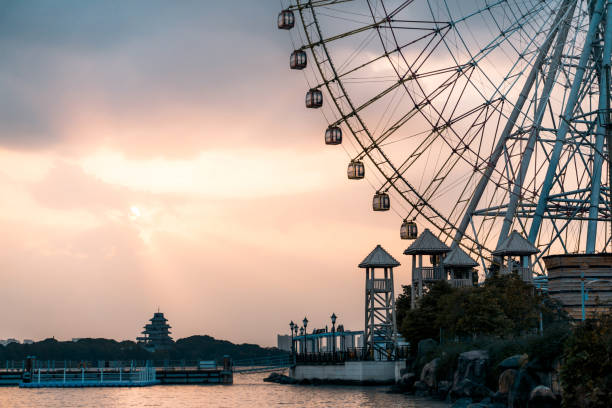 parque temático de suzhou ferris roda - autumn fun ferris wheel carnival - fotografias e filmes do acervo