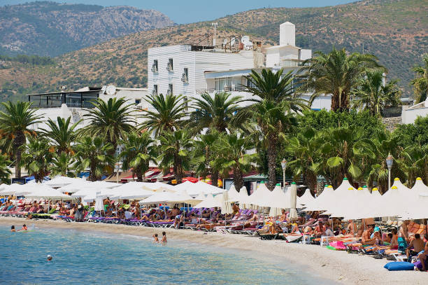 vista para a praia e hotéis da cidade estância de bodrum, turquia. - tree large group of people sand sunbathing - fotografias e filmes do acervo