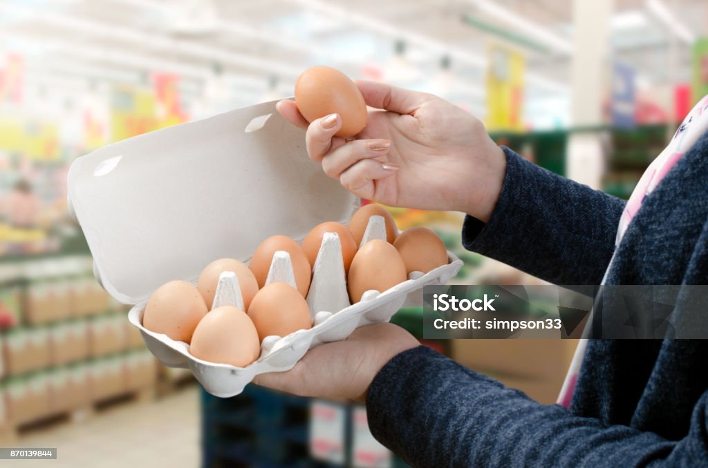 Femme achète des œufs dans les supermarchés - Photo de Oeuf - Étape de fécondation animale libre de droits