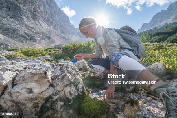 Uzun Yürüyüşe Çıkan Kimse Kadın Dolgu Kabak Gelen Taze Akış Dağ Yolu Dolomites İtalya Stok Fotoğraflar & Doldurmak‘nin Daha Fazla Resimleri