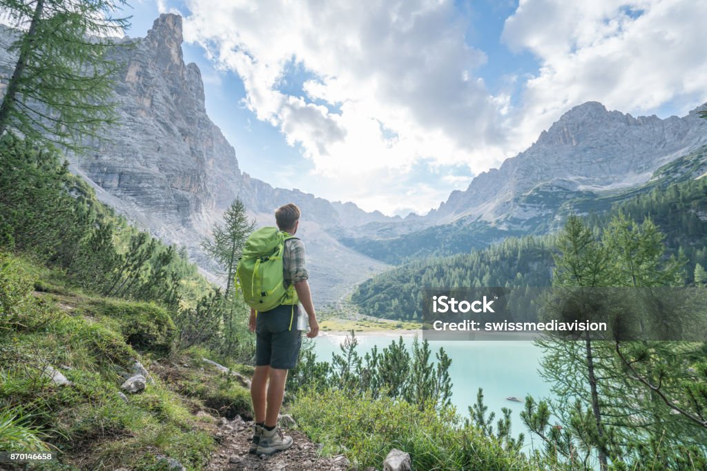 Wandern Mann erwägt Alpensee in Italien - Lizenzfrei Wandern Stock-Foto