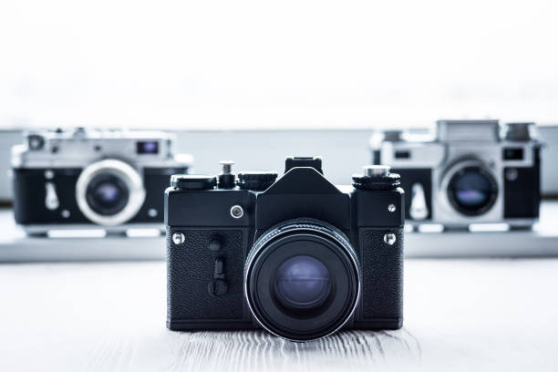 retro-kameras auf weißem hintergrund - retro revival traditional photography classic equipment stock-fotos und bilder