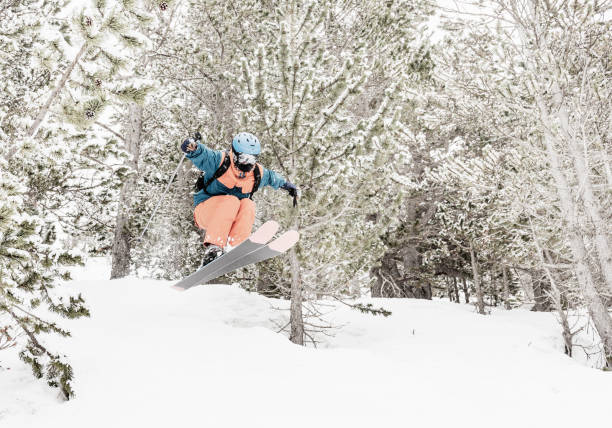 アンドラのバックカントリー スキー - powder snow skiing agility jumping ストックフォトと画像