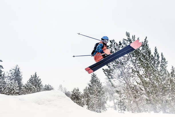 アンドラのバックカントリー スキー - powder snow skiing agility jumping ストックフォトと画像