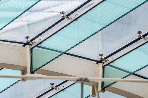 закрепление стеклянной крыши к стеклянным балкам - dome glass ceiling skylight стоковые фото и изображения